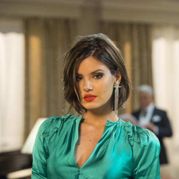 Vanessa (Camila Queiroz) ajuda Jerônimo (Jesuíta Barbosa) a escapar dos capangas do Duqu (Tarcísio Filho) no capítulo de quinta-feira, 28 de março de 2019 da novela 'Verão 90'