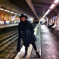 Regina Duarte se arrisca no metrô de Paris: 'Com um pé na linha do perigo'
