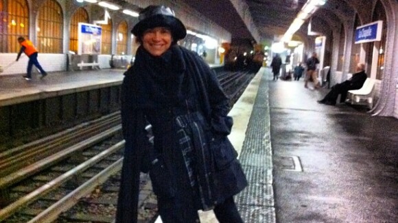 Regina Duarte se arrisca no metrô de Paris: 'Com um pé na linha do perigo'