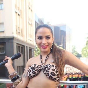 Anitta reuniu uma multidão no Centro do Rio com o seu Bloco das Poderosas.