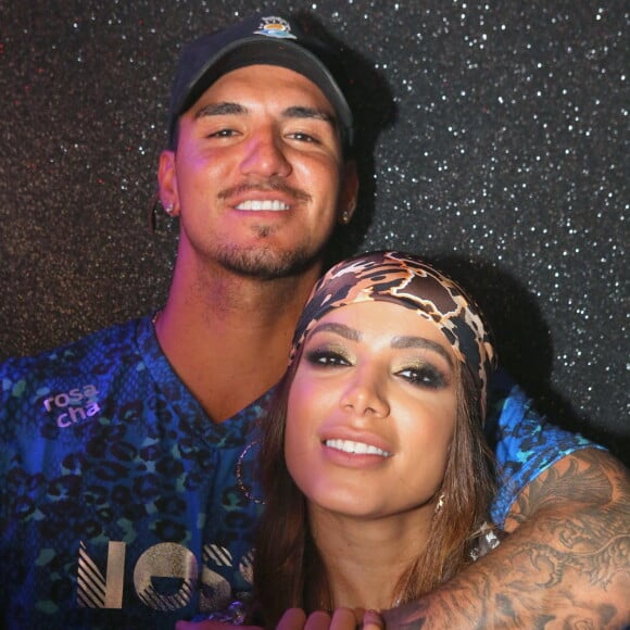 Anitta e Gabriel Medina foram flagrados em clima de romance em restaurante.