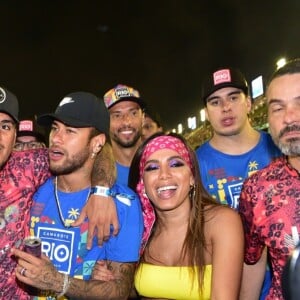 Gabriel Medina foi para casa de Anitta após curtirem camarote em desfile de Carnaval com Neymar.