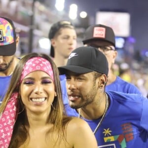Anitta e Neymar foram flagrados trocando beijos durante o Carnaval.