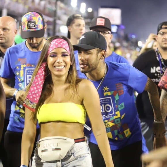 Anitta e Neymar foram flagrados trocando beijos durante o Carnaval.