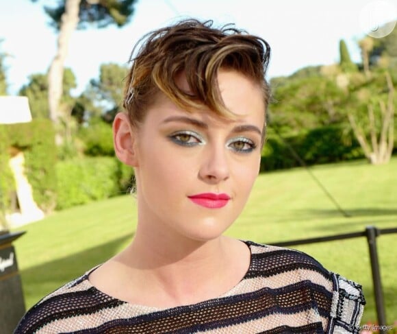 Kristen Stuart adora usar o wet hair. Nesse look ela usou uma maquiagem em tons de verde que ressaltou ainda mais a cor de seus olhos