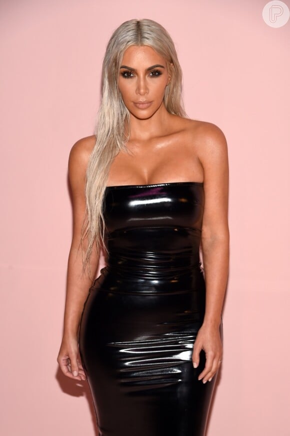 Kim Kardashian loira e com messy hair com efeito molhado