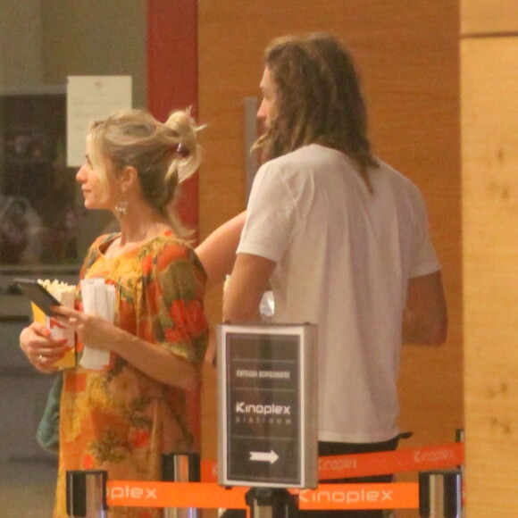 Leticia Spiller e Pablo Vares curtem cinema no Fashion Mall, zona sul do Rio de Janeiro, nesta quarta-feira, 20 de março de 2019