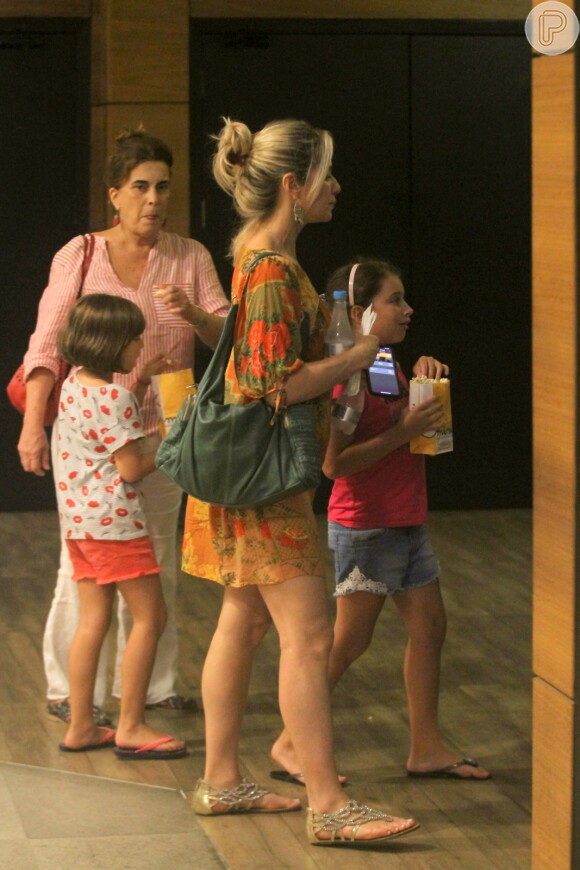Leticia Spiller e namorado uruguaio levaram a filha da atriz, Stella, de oito anos, ao cinema