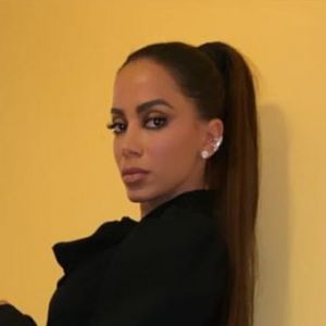 Anitta se decepcionou com Ivete Sangalo e não fala mais com Simaria, dupla de Simone, de acordo com Leo Dias.