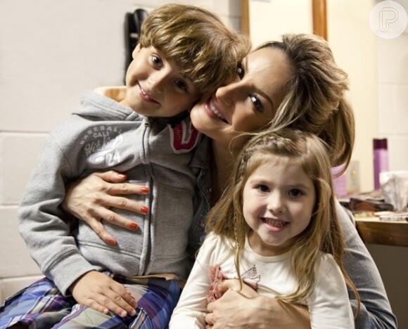 Claudia Leitte posou no camarim do 'The Voice' com seu filho Davi e com Lara, filha mais velha de Daniel