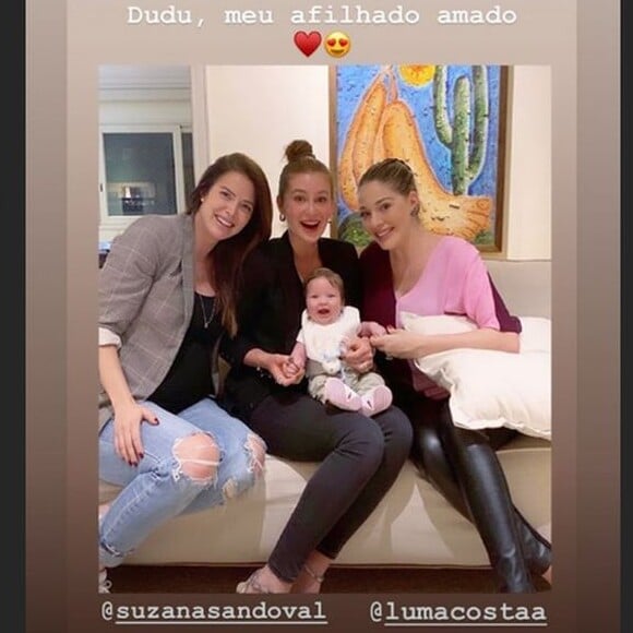 Marina Ruy Barbosa e o afilhado, Dudu, dando um sorrisão para a foto