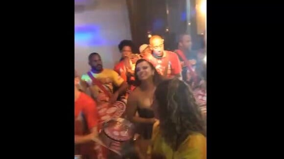Viviane Araujo cai no samba com bateria do Salgueiro em aniversário