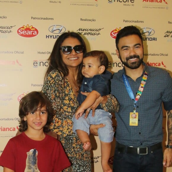 Dira Paes posou com Mauro Sousa, filho de Mauricio de Sousa, em evento da Turma da Mônica