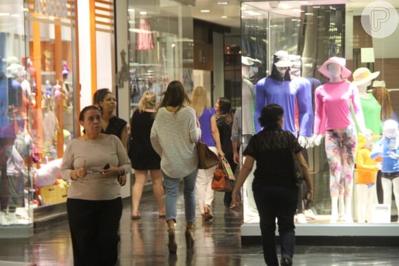 A atriz Bruna Marquezine passeou em um shopping no Rio