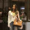 A atriz Bruna Marquezine usa look descolado em passeio