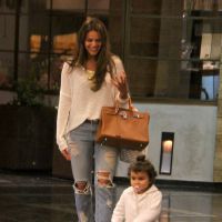 Bruna Marquezine passeia em shopping no Rio e se diverte com criança