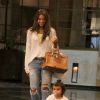 A atriz Bruna Marquezine vai a shopping no Rio de Janeiro e se diverte com criança