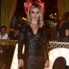 A influencer Rafaella Kalimann investiu em um vestido repleto de brilho da marca Balls