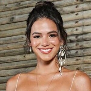 Bruna Marquezine arrisca passos de funk em viagem com amigos para a África, nesta quarta-feira, dia 27 de março