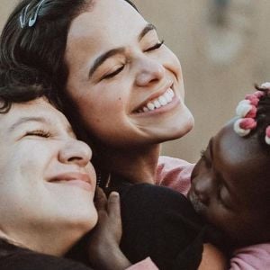 Bruna Marquezine arrisca passos de funk em viagem à Angola com Priscilla Alcantara e amigos