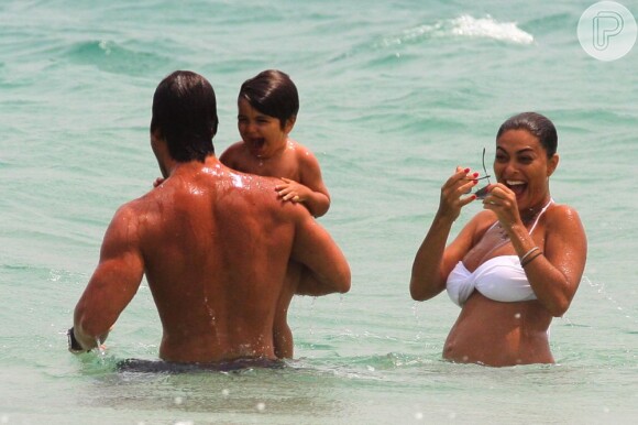 Juliana Paes se diverte com a família dentro da água