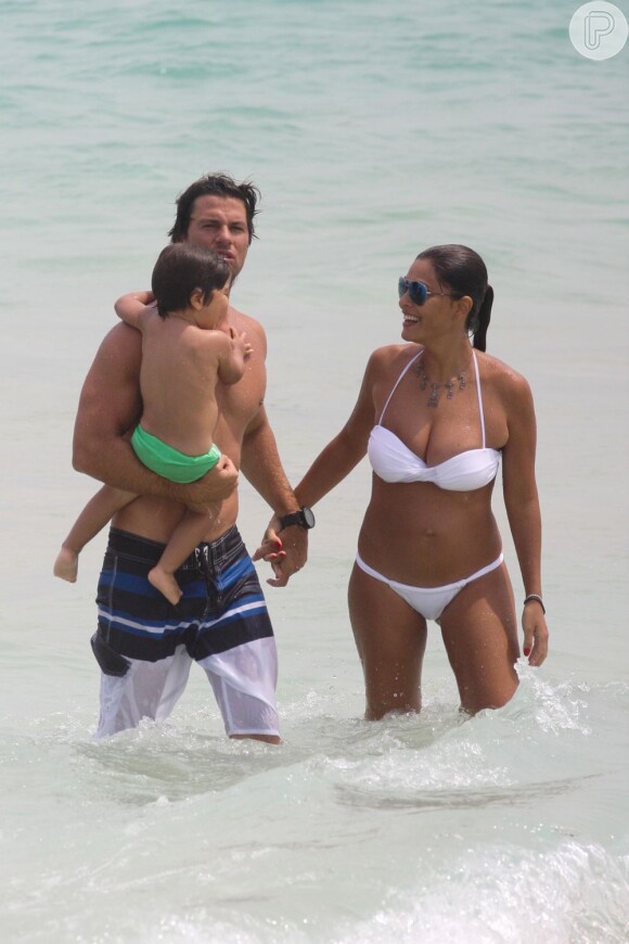 Juliana Paes se diverte na praia com a família