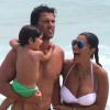 Juliana Paes passeia com a família na praia