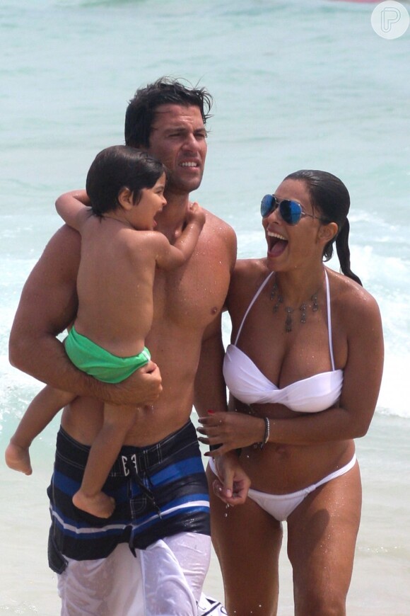 Juliana Paes passeia com a família na praia
