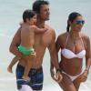 Juliana Paes curte praia com o marido, Carlos Eduardo Baptista, e o filho, Pedro, em 16 de fevereiro de 2013