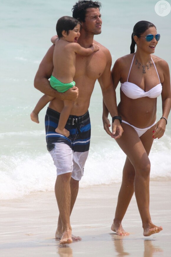 Juliana Paes curte praia com o marido, Carlos Eduardo Baptista, e o filho, Pedro, em 16 de fevereiro de 2013