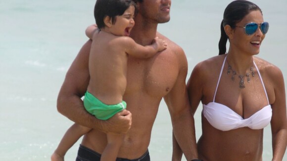 Grávida, Juliana Paes desfila barrigão de biquíni na praia com o marido e filho