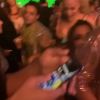 Anitta cai na dança em festa e mostra famosos se divertindo
