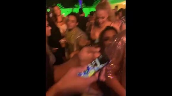 Anitta cai na dança em festa e mostra famosos se divertindo