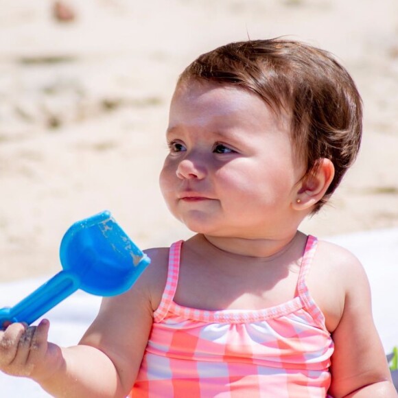 Jane, filha de Patricia Abravanel, roubou a cena na praia