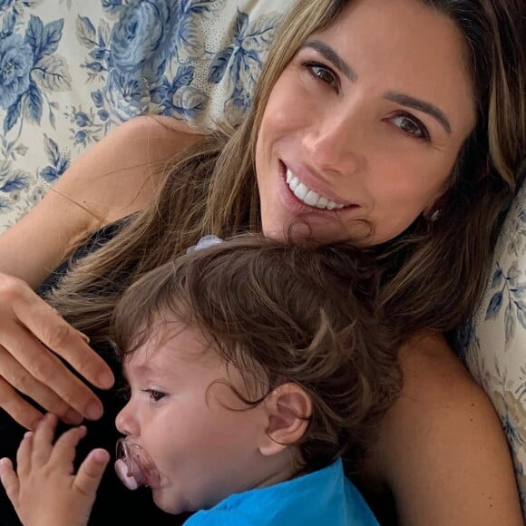 Jane, filha de Patricia Abravanel, foi fotografada acariciando barriga de gravidez da mãe