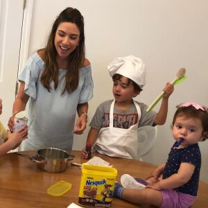 Patricia Abravanel mostrou foto com a filha, Jane, o primogênito, Pedro, e sobrinhos na cozinha