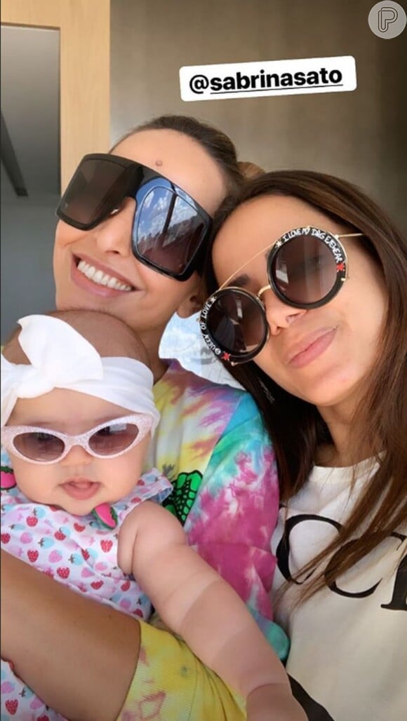 Anitta, Sabrina Sato e Zoe posaram cheias de estilos, usando óculos de sol, durante a visita da cantora à apresentadora.