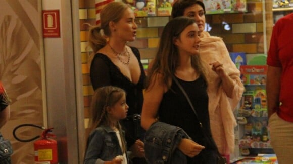 Momento mãe e filha! Angélica leva Eva às compras em shopping do Rio. Fotos!