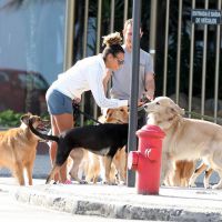 Rodeada por cachorros, Sheron Menezzes passeia com namorado na orla do Rio