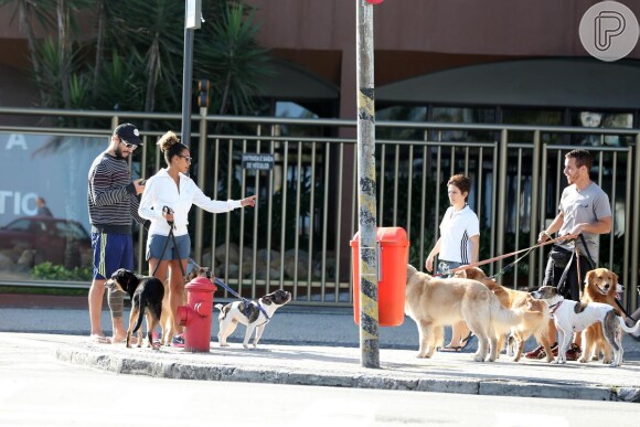Sheron Menezzes levou seus três cachorros para passear