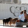 Sheron Menezzes com o namorado, Saulo Bernard, e seus cachorros