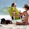 Juliana Paiva curte dia de sol no Rio com seu cachorro na praia