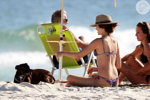 Juliana Paiva curte dia de sol no Rio com seu cachorro na praia