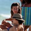 Juliana Paiva coloca o bronzeado em dia e conversa com amiga na praia