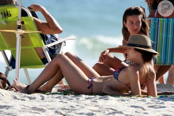 Juliana Paiva coloca o bronzeado em dia e conversa com amiga na praia