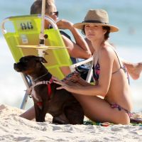 Que amor! Solteira, Juliana Paiva curte praia com seu cachorro: 'Love'