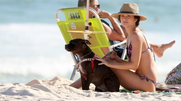 Que amor! Solteira, Juliana Paiva curte praia com seu cachorro: 'Love'