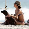 Juliana Paiva curte praia com seu cachorro, no Rio