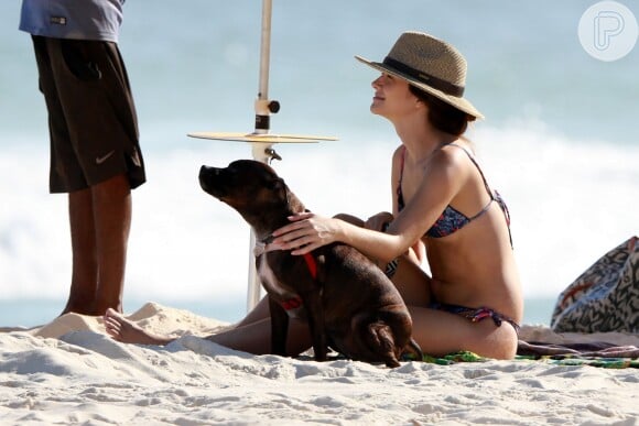 Juliana Paiva curte praia com seu cachorro, no Rio