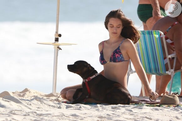 Juliana Paiva é fotografada com seu cachorro em dia de praia, no Rio